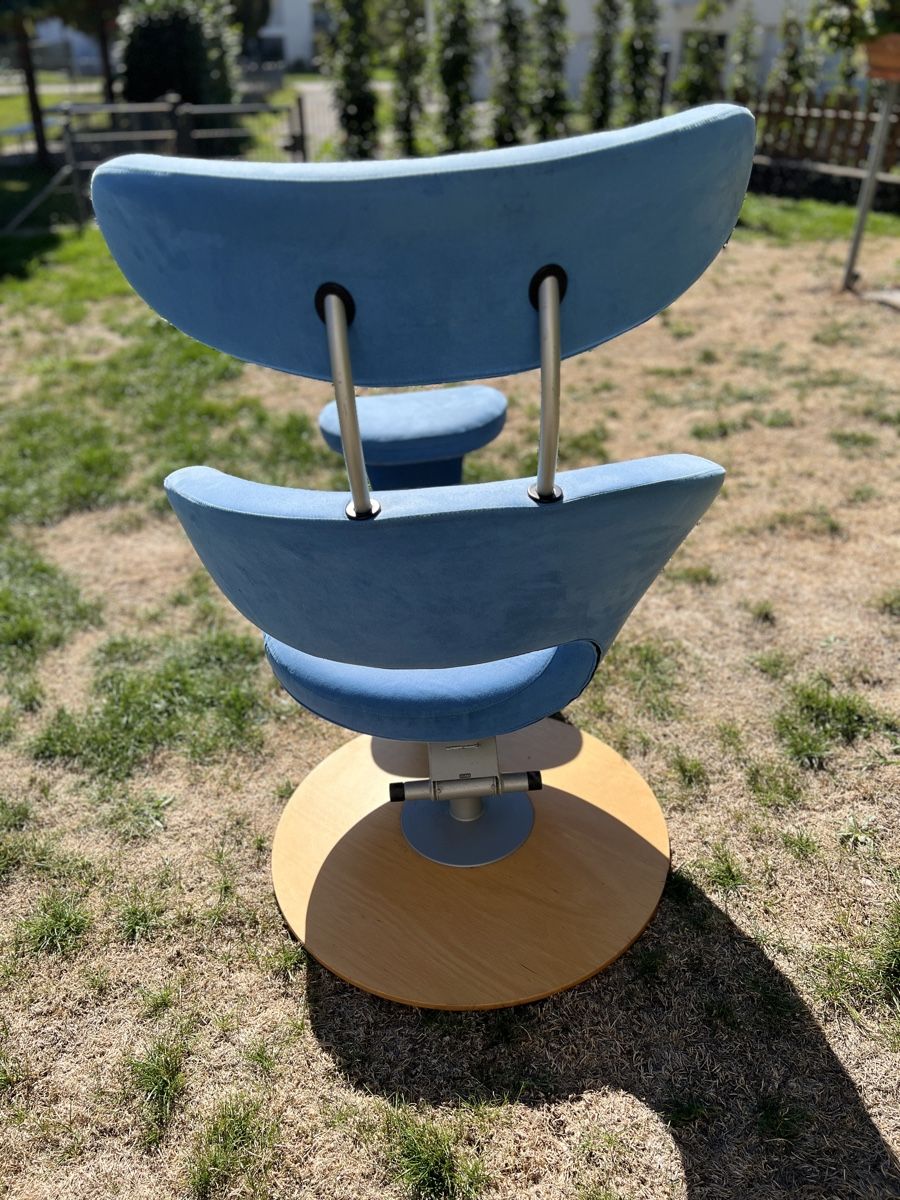 Stokke Poltrone: Stokke Peel Sessel mit Hocker blau – Usato da Neuenegg venduto da Magosaurus 3