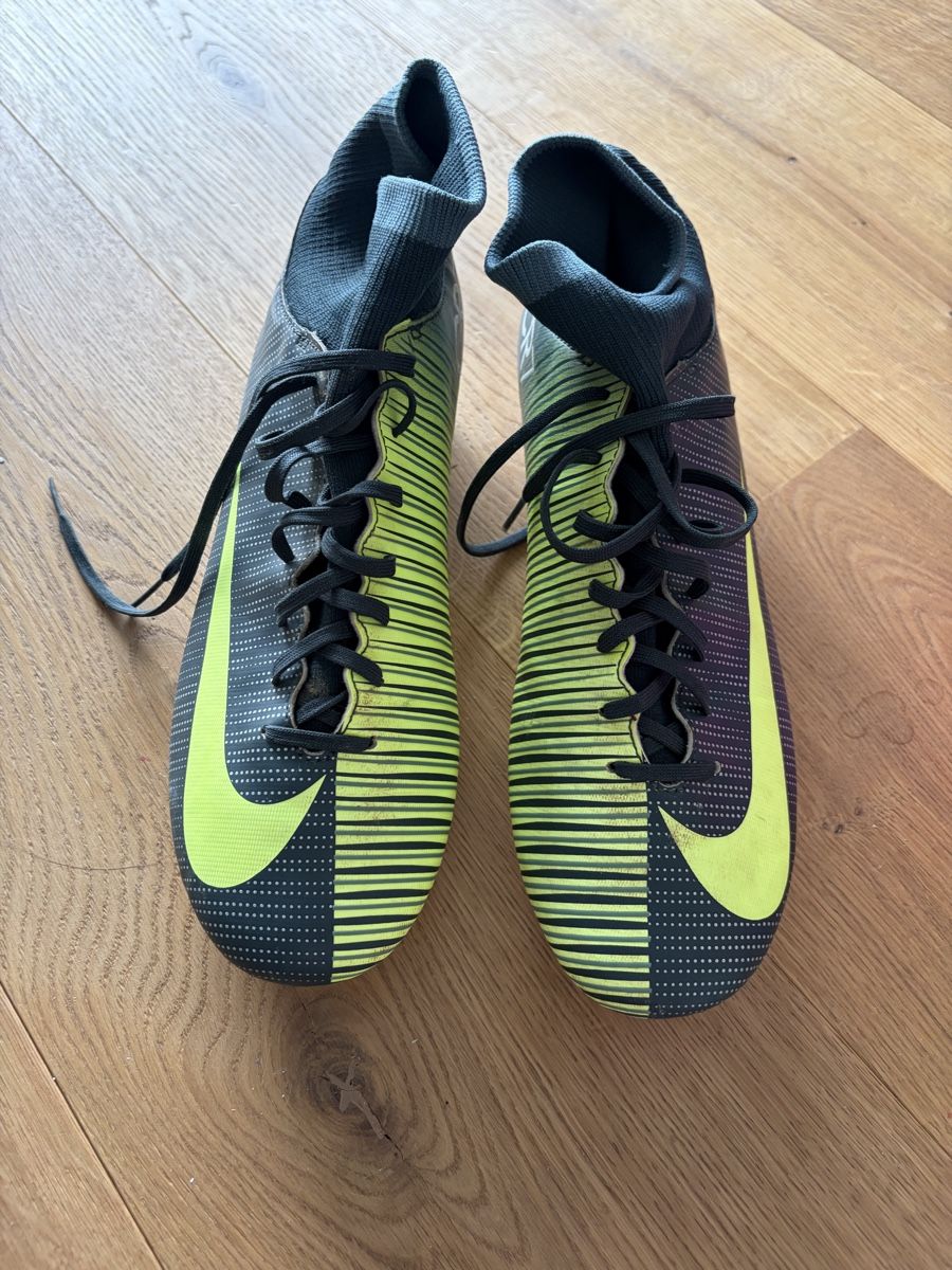 Nike Herrenschuhe: Fussballschuh – Neu (gemäss Beschreibung) aus Wünnewil von mic_vyg5