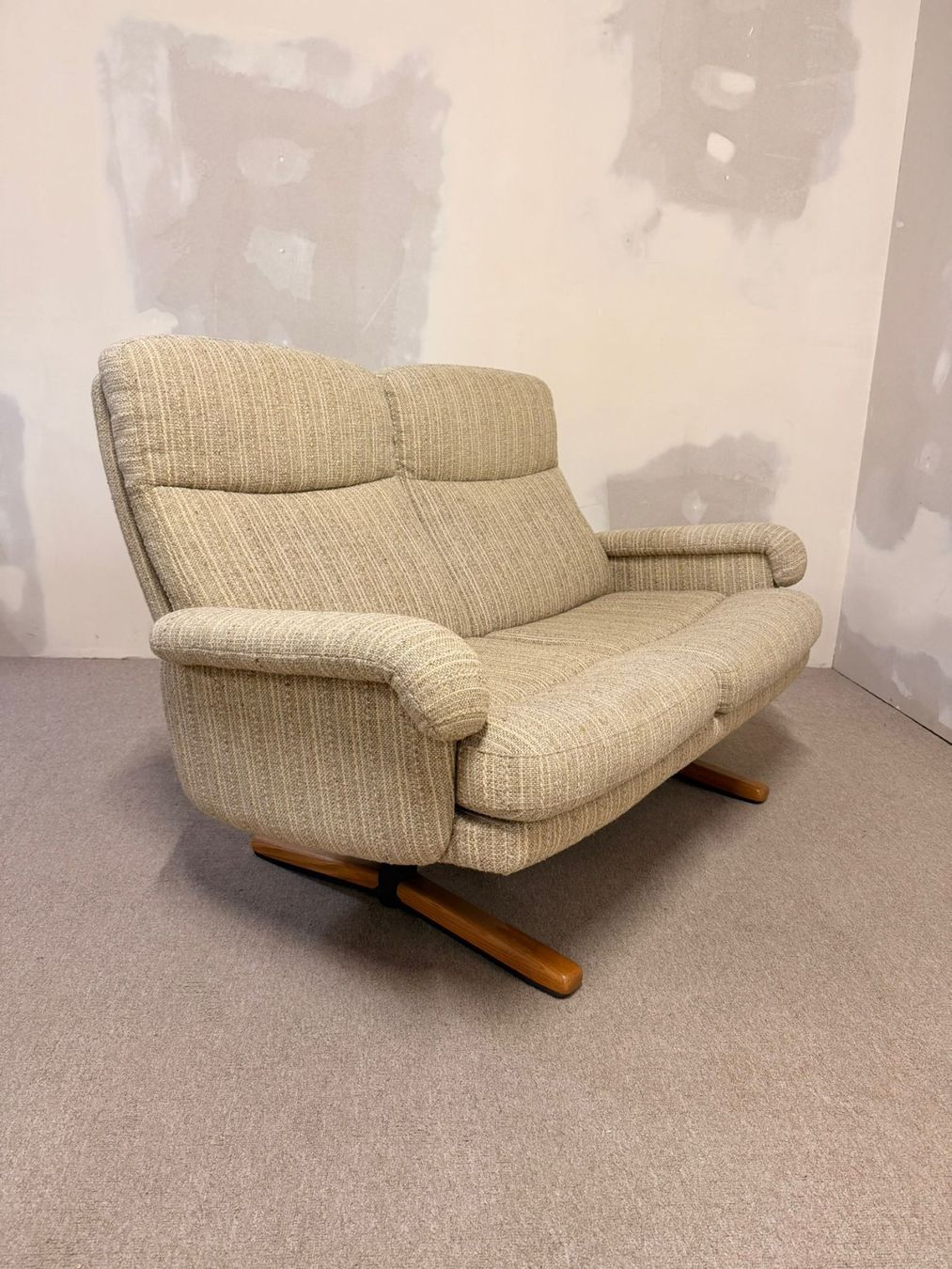 Divani: Dänisches Mid Century 2er Sofa mit Strukturstoffbezug, retro – Usato da Rickenbach ZH venduto da Insider-Boerse 1
