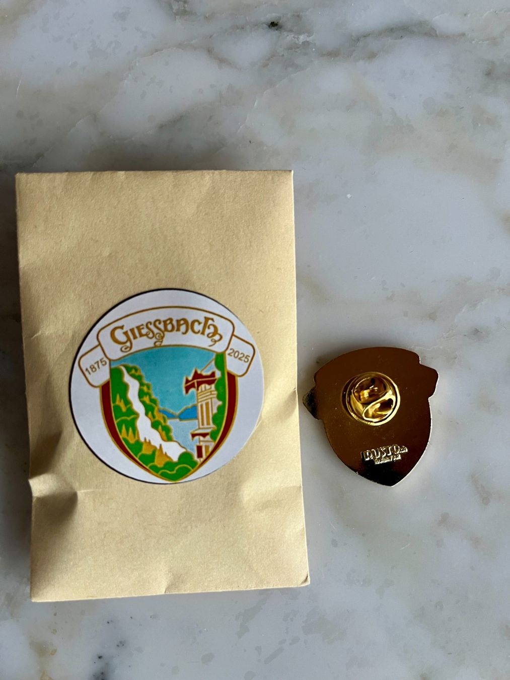 Plaketten & Abzeichen: Pin, Giessbach Grand Hotel Jubiläum – Neu und originalverpackt aus Bern von cubus01 1