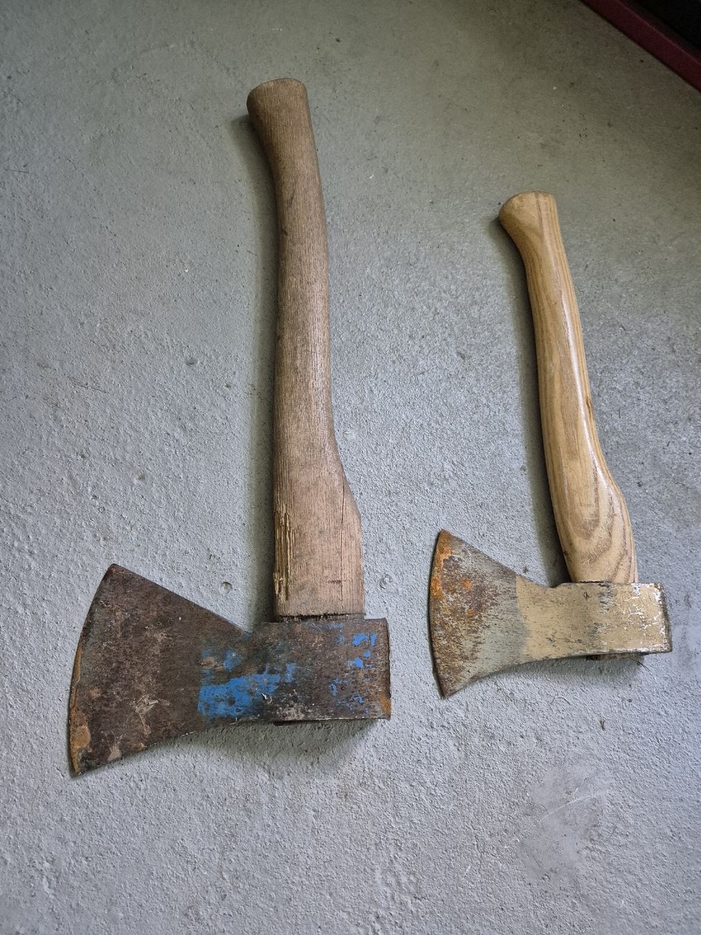 Tous les outils: 2 Beile mit Holzstiel gebraucht – D'occasion à Wimmis par Tigi37