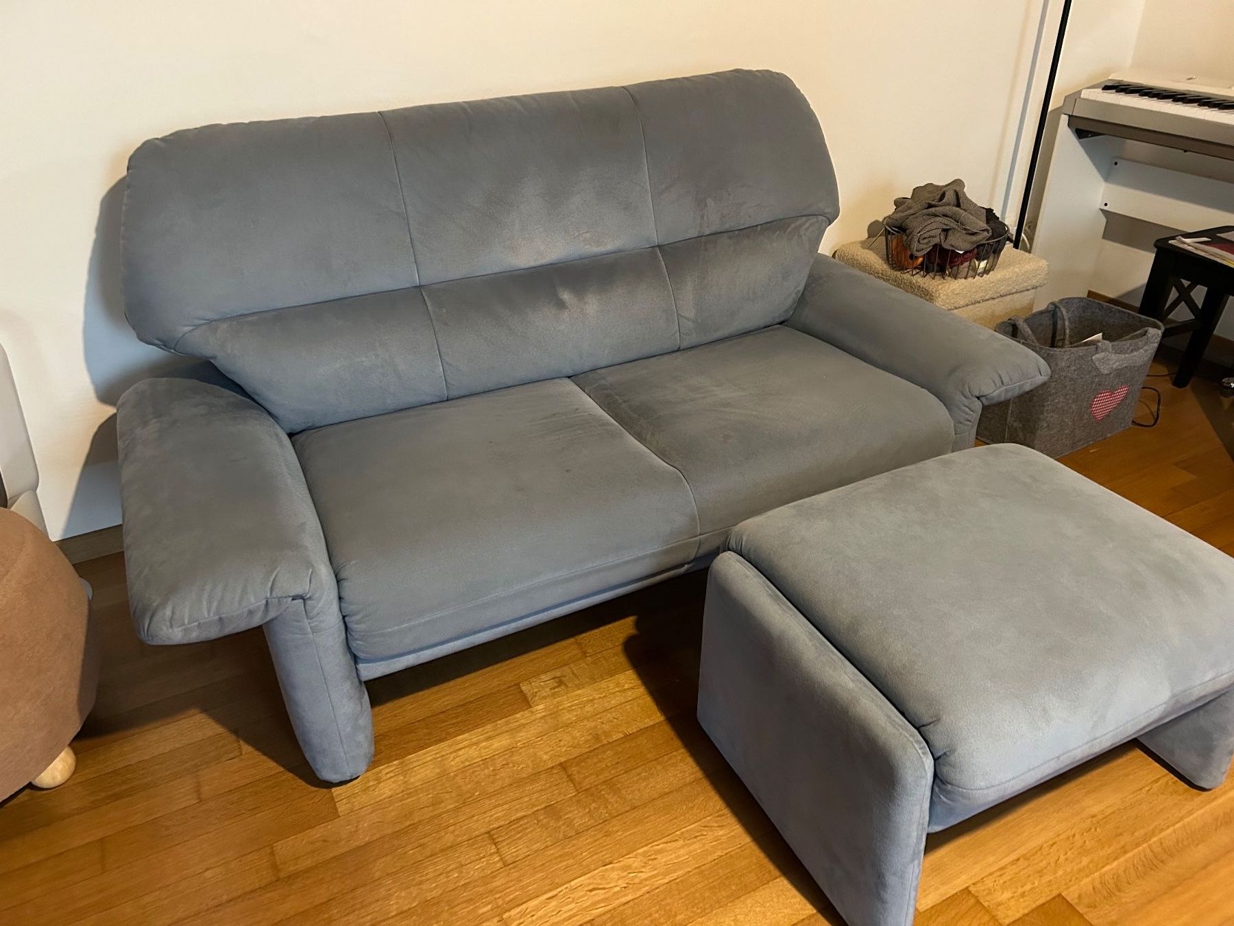 Sofas: Hellblaues Sofa aus Alcantarra – D'occasion à Rickenbach ZH par RaSaAnDa
