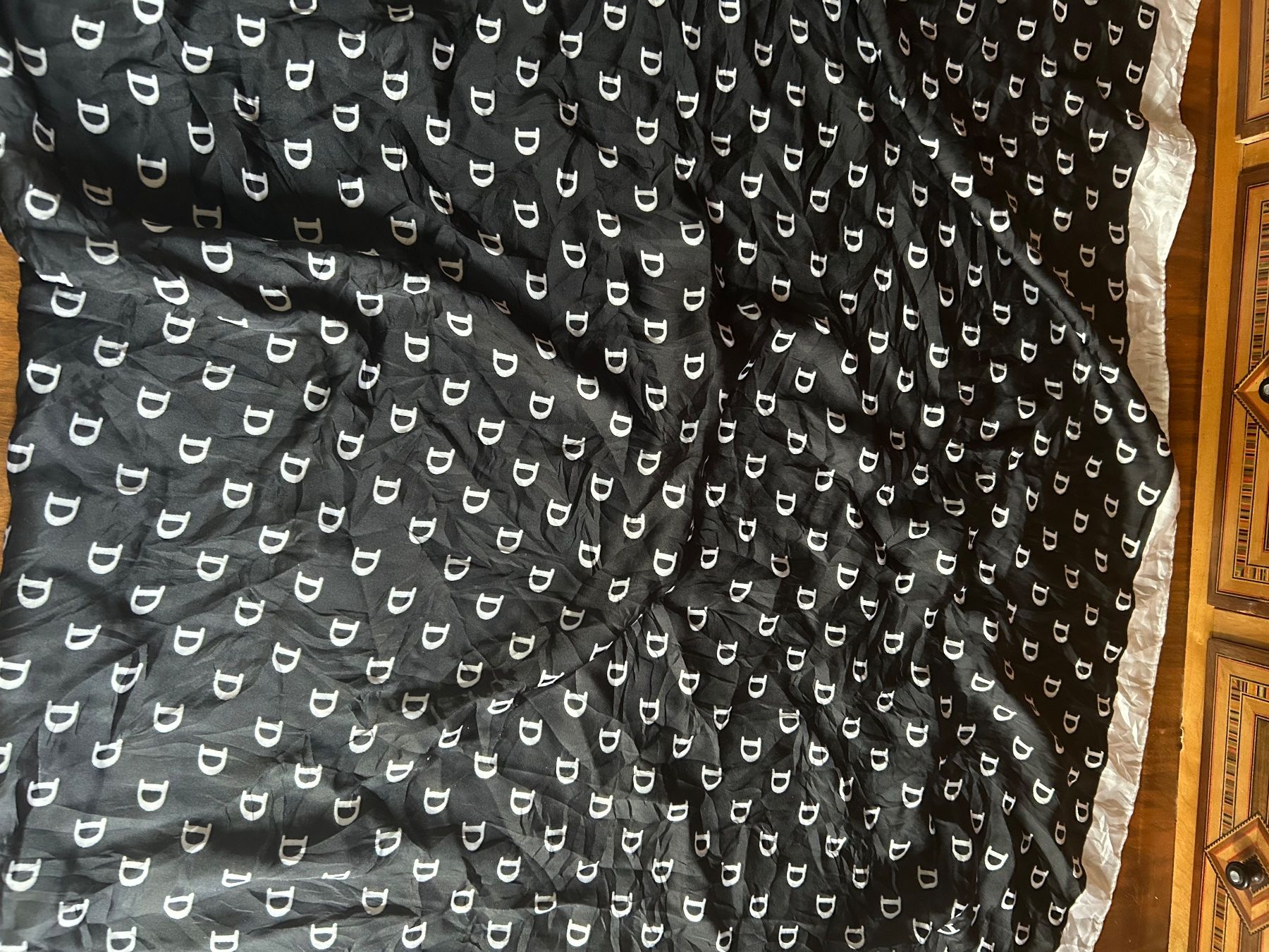 Foulard & Sciarpe: Schöner Damen mit "D" Muster, Schwarz/Weiss – Usato da Schöftland venduto da Luky3535 2