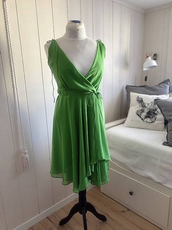Elegantes Wickelkleid in frischem Grün  (Gr. S)