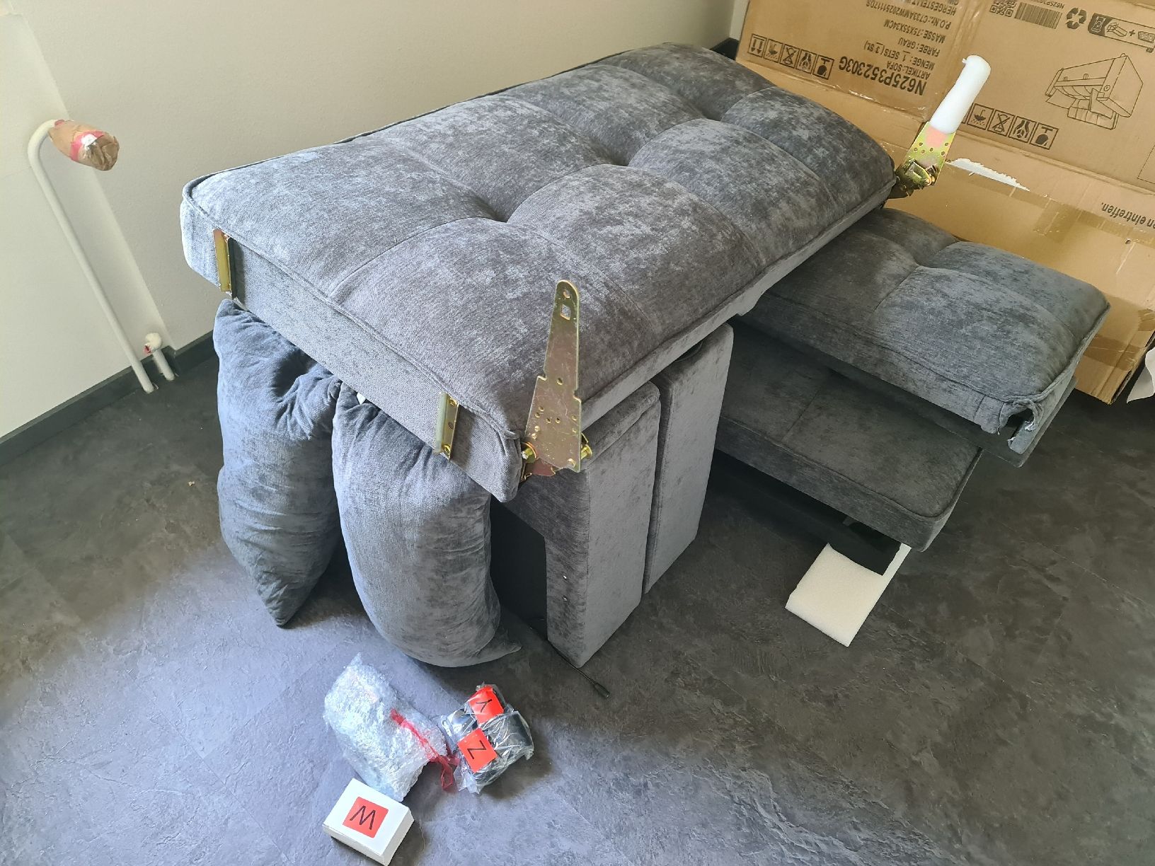 Divani: Schlafsofa grau-> Neupreis; CHF 492.- – Nuovo e nell'imballaggio originale da Rüti ZH venduto da dynastar6 6