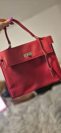 Red Handbag - Elegant Design, Perfect for Autumn Look!