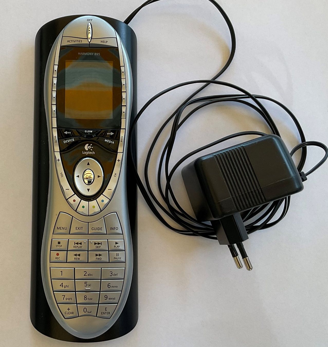 Logitech Telecomandi: Fernbedienung Logitech Harmony 885 gebraucht mit Station – Usato da St.Ursen venduto da Musiker
