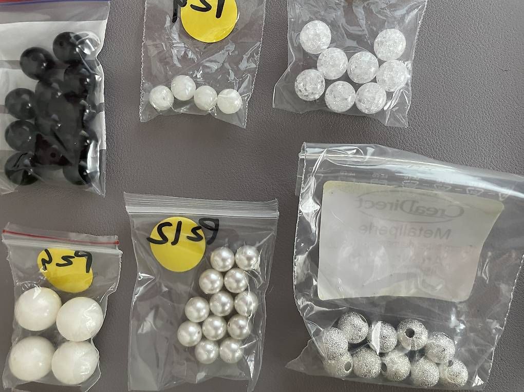 Perlen (unechte): Kugeln aus gebohrten Steinen oder Perlen oder aus Silber – Neu und originalverpackt aus Muttenz von einfach-schoen 1
