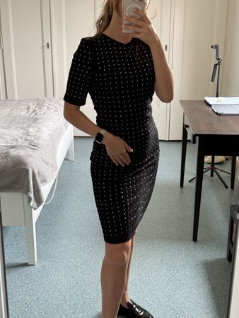 Robe noire élégante à strass – taille S – comme neuve