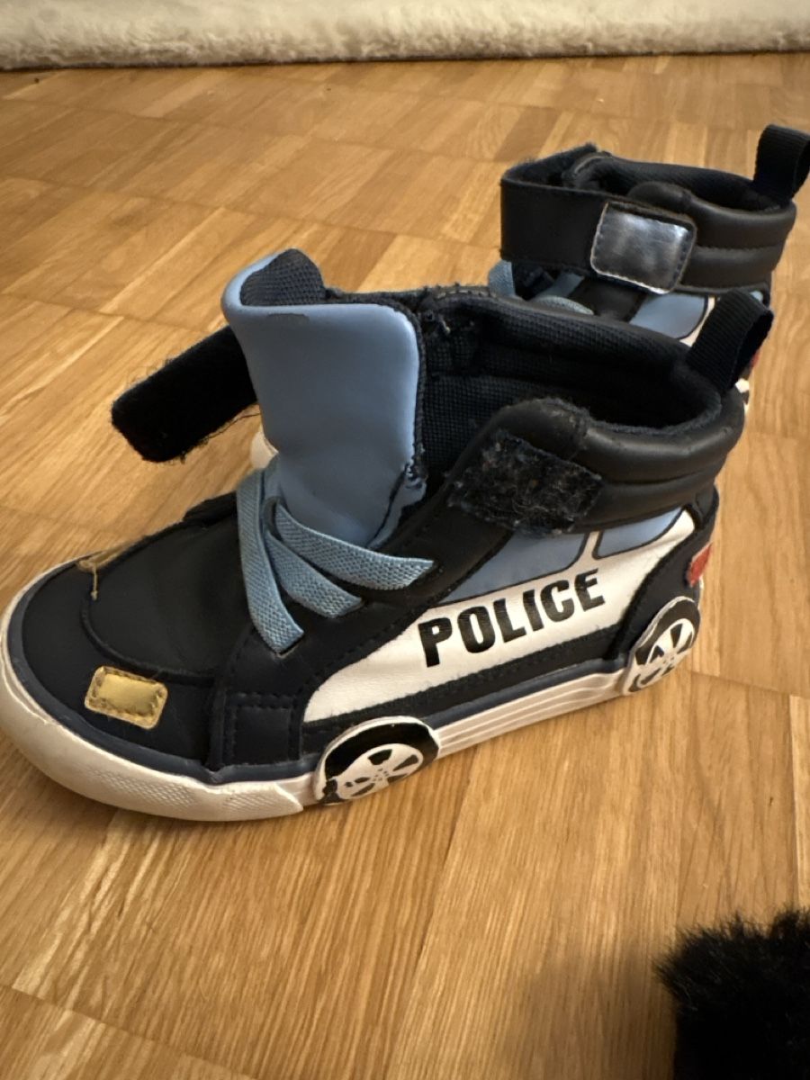 Scarpe per ragazzi: Kinder-Polizeischuhe, Grösse 24 🚓 – Usato da Oberengstringen venduto da JennyLu01
