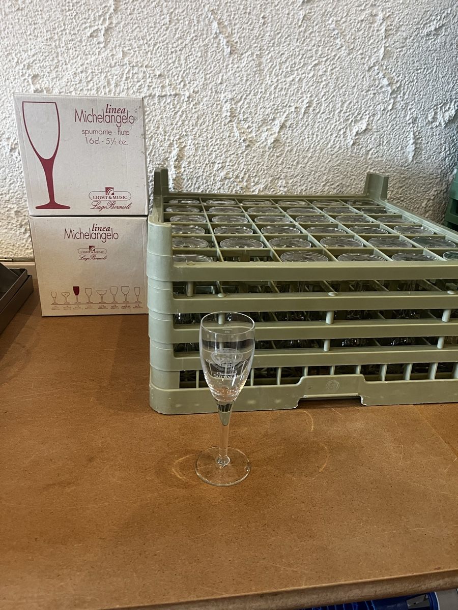 Bicchieri: 40 Champagner Flutes Taittinger inkl Rack – Usato da Dittingen venduto da Cervolino77