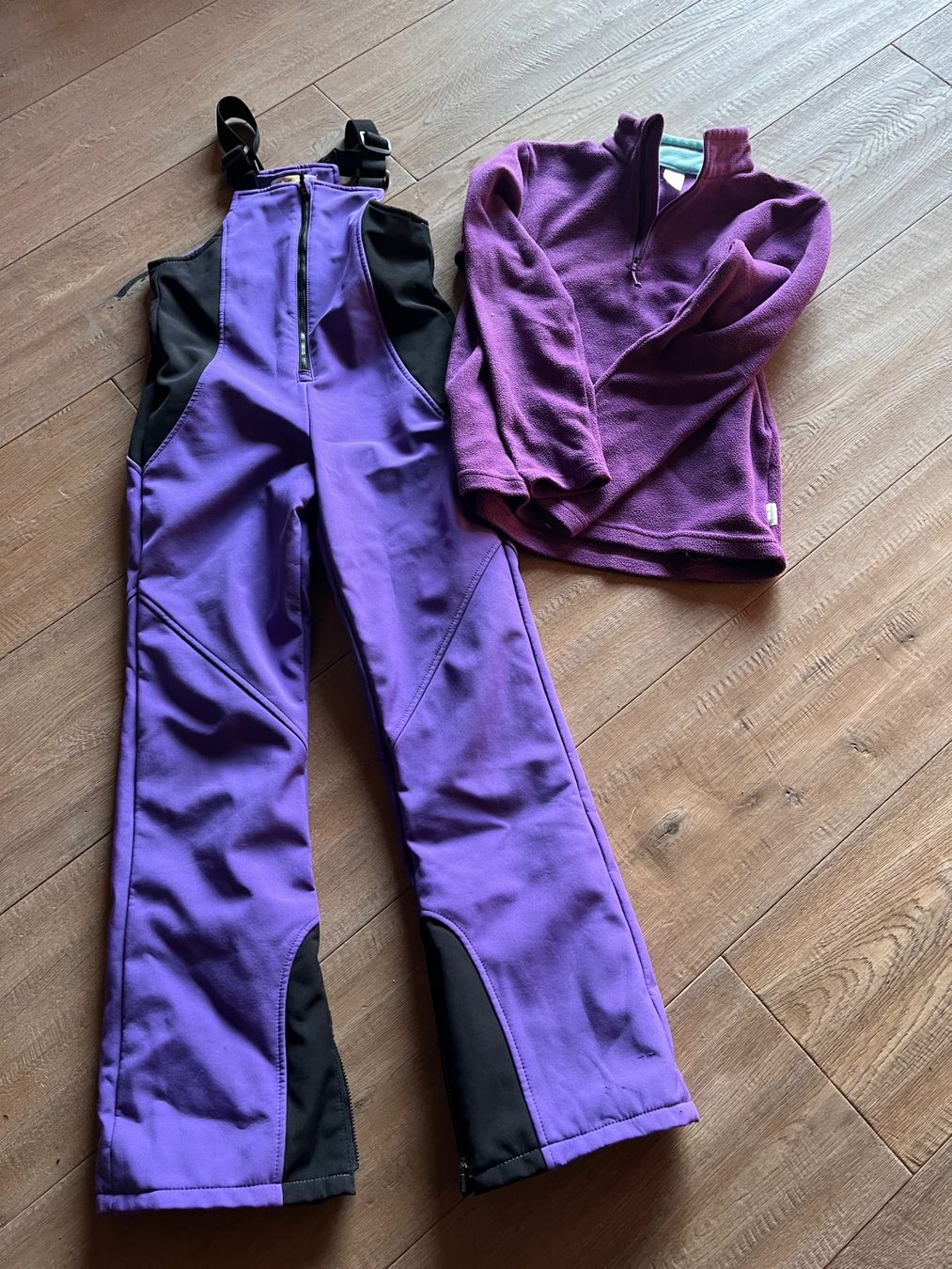 Skis: pantalon ski violet taille 140 – Gebraucht aus Onnens VD von thi_6rvw