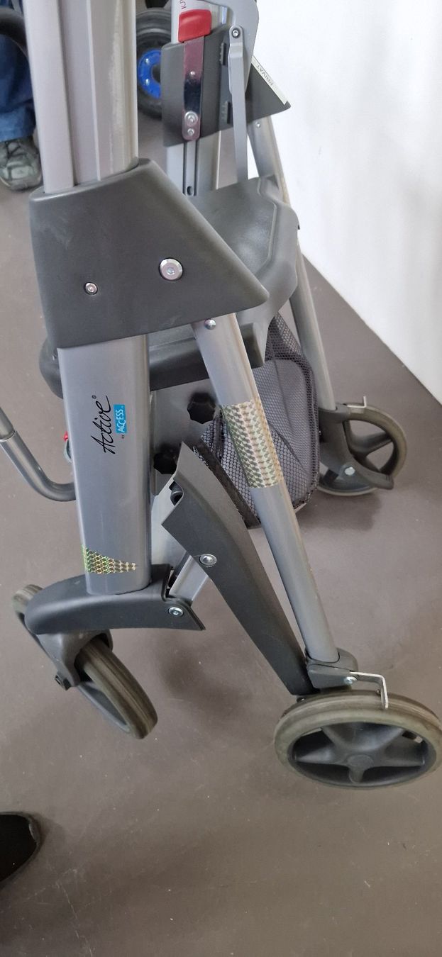 Ausili per la deambulazione: Rollator Soft Stoff Schwarz Nr. 12 – Usato da Niederbipp venduto da Trude04 4