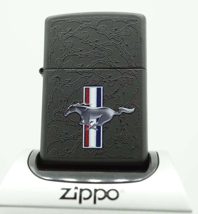 Zippo Stormaansteker, Ford Mustang Horse & Bars Device, wit