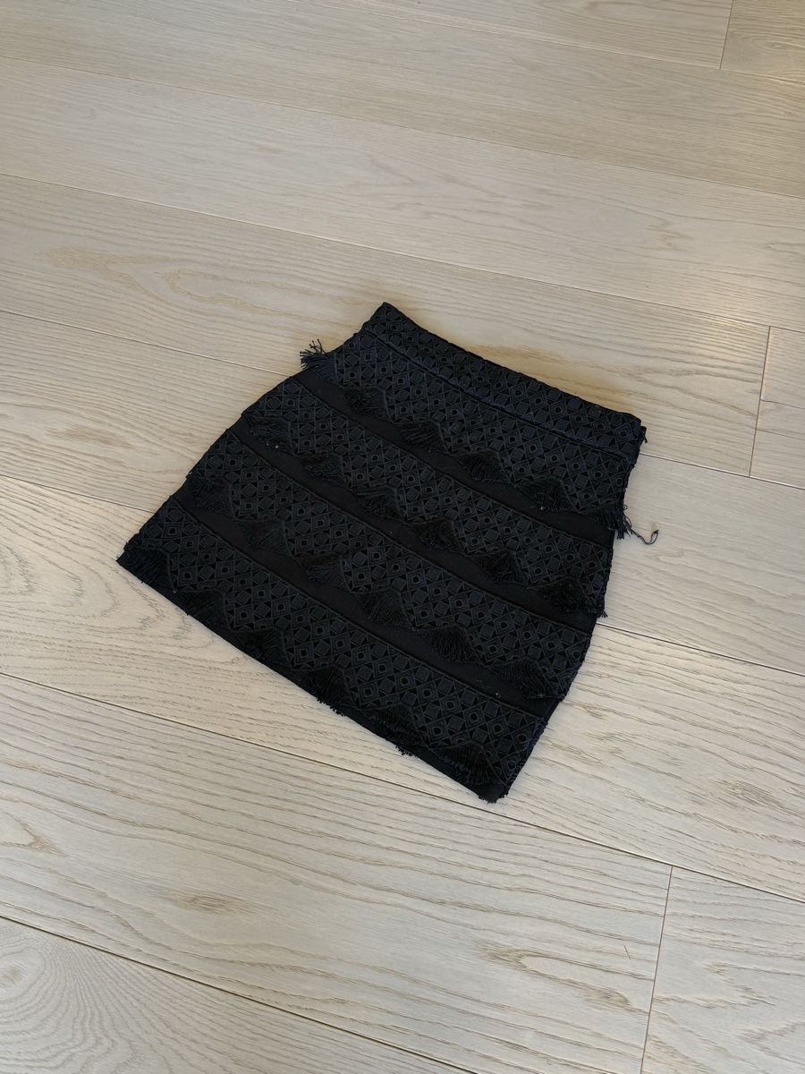 Maje Gonne: Jupe courte Maje noir brodée taille-36 – Nuovo (secondo la descrizione) da Genève venduto da iry_67wr