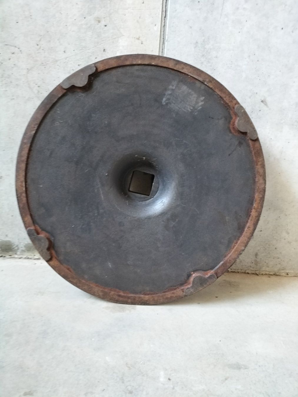 Ladenausstattungen & Messebau: Metallsockel – Gebraucht aus Vitznau von zim_6qgw 1