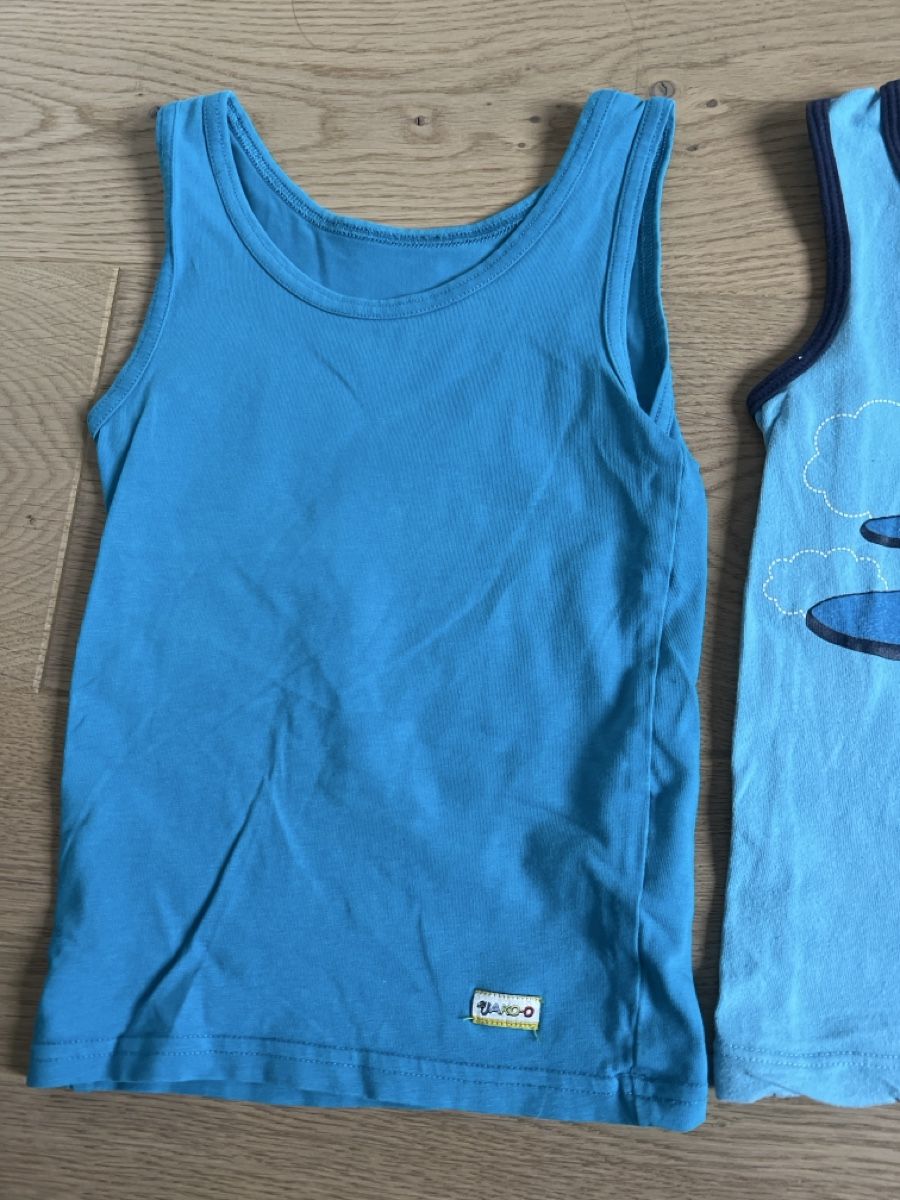 Biancheria intima: 2 elastische Shirts / Unterhemden Gr. 98/104 – Usato da Oensingen venduto da katepe 2