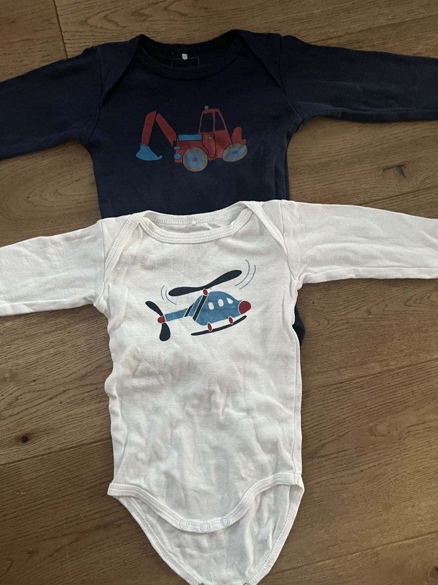 Lotti & Set di vestiti: 2x Body Name it Gr. 68 Bagger/Flugzeug – Usato da Zullwil venduto da salgy