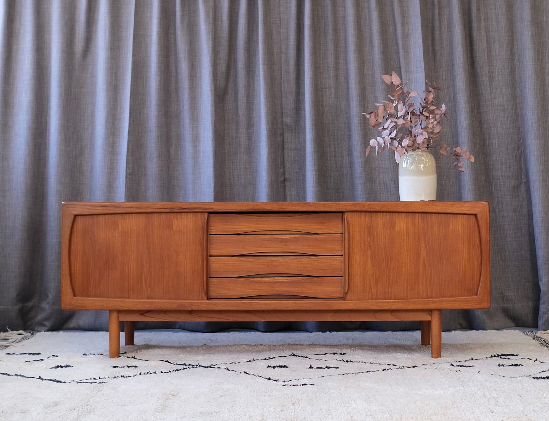 Cassettiere: Teak Sideboard H.P. Hansen, Denmark 1960,s – Usato da Bern venduto da Zmodern_VIN 1