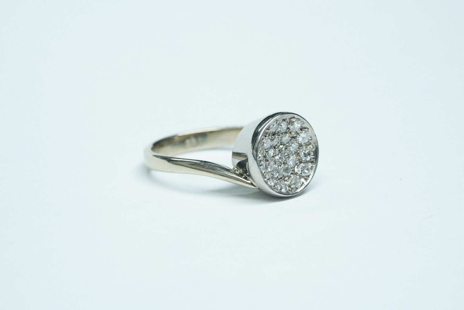 Ringe: Fingerring 18k Weissgold mit Diamanten – Gebraucht aus Bülach von Re-Jewelled 1