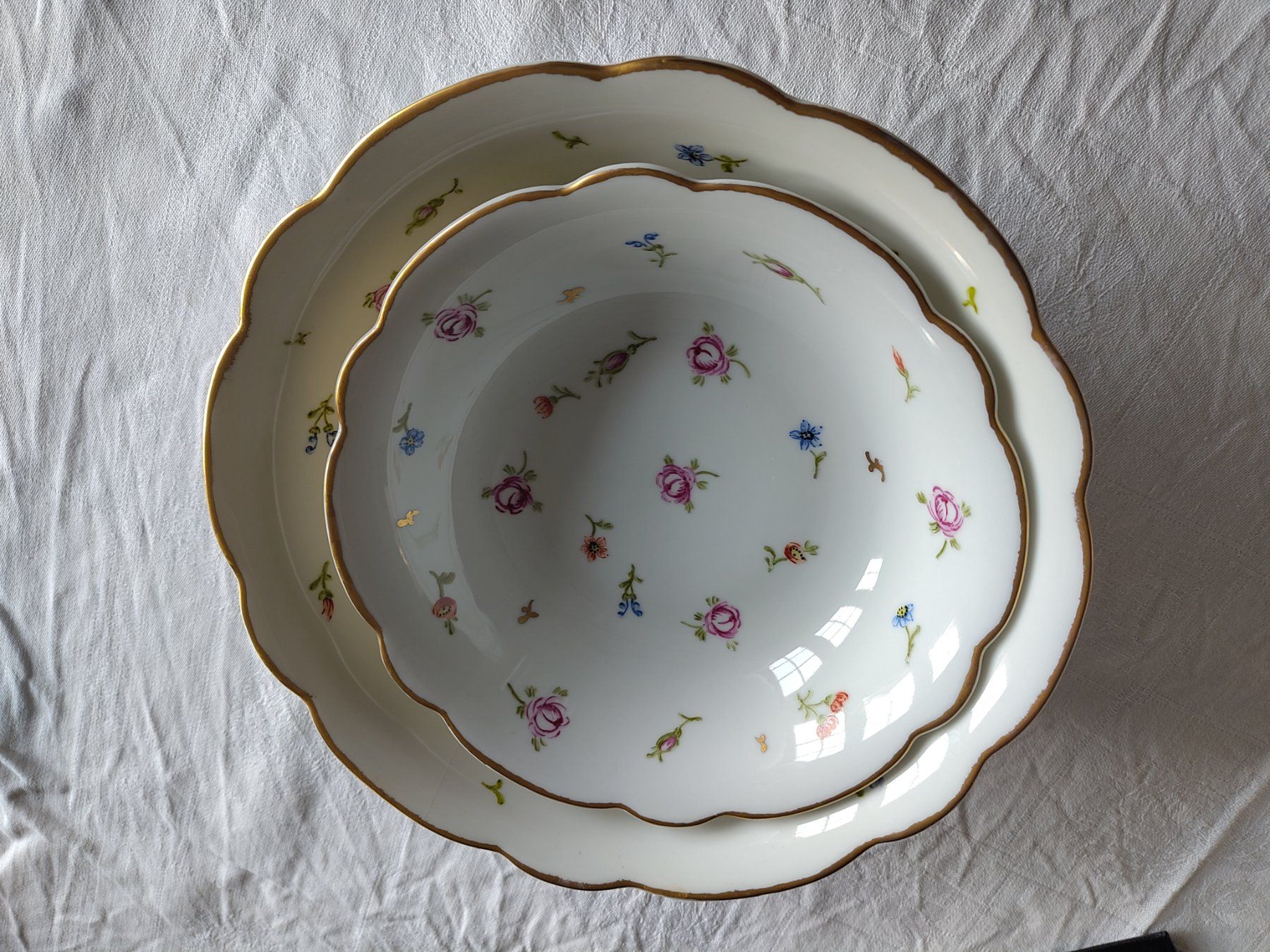 Schalen: Zwei Schüsseln mit Blumenmuster, Goldrand – Gebraucht aus Biel/Bienne von DoNa82