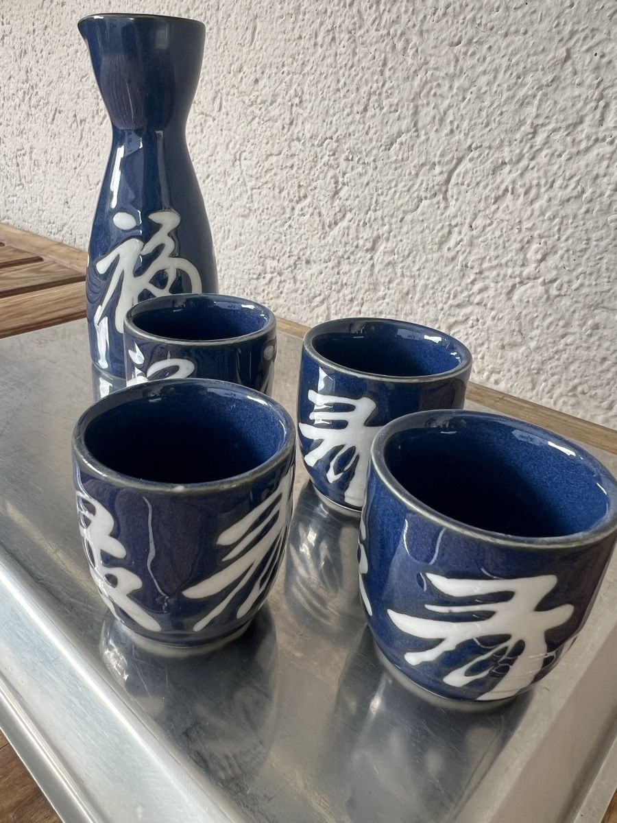 Services de table: Sake Set Karaffe mit 4 Tassen blau mit Schriftzeichen – Neuf (Voir description) à Zürich par phi_9mwv 1