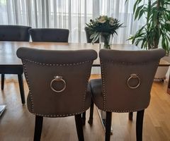 6 graue Samt Stühle mit silbernen Details