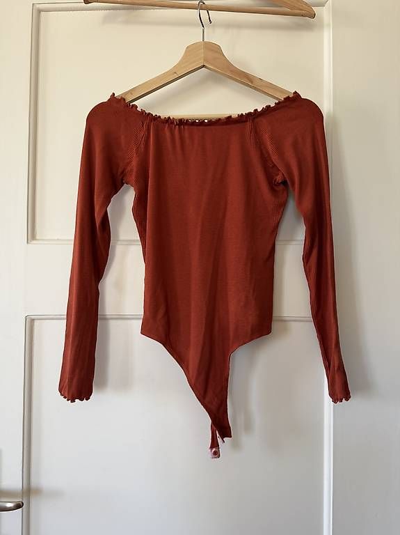 Top: ASOS RIPPBODY ROT – Usato da Zürich venduto da Nadgb1303