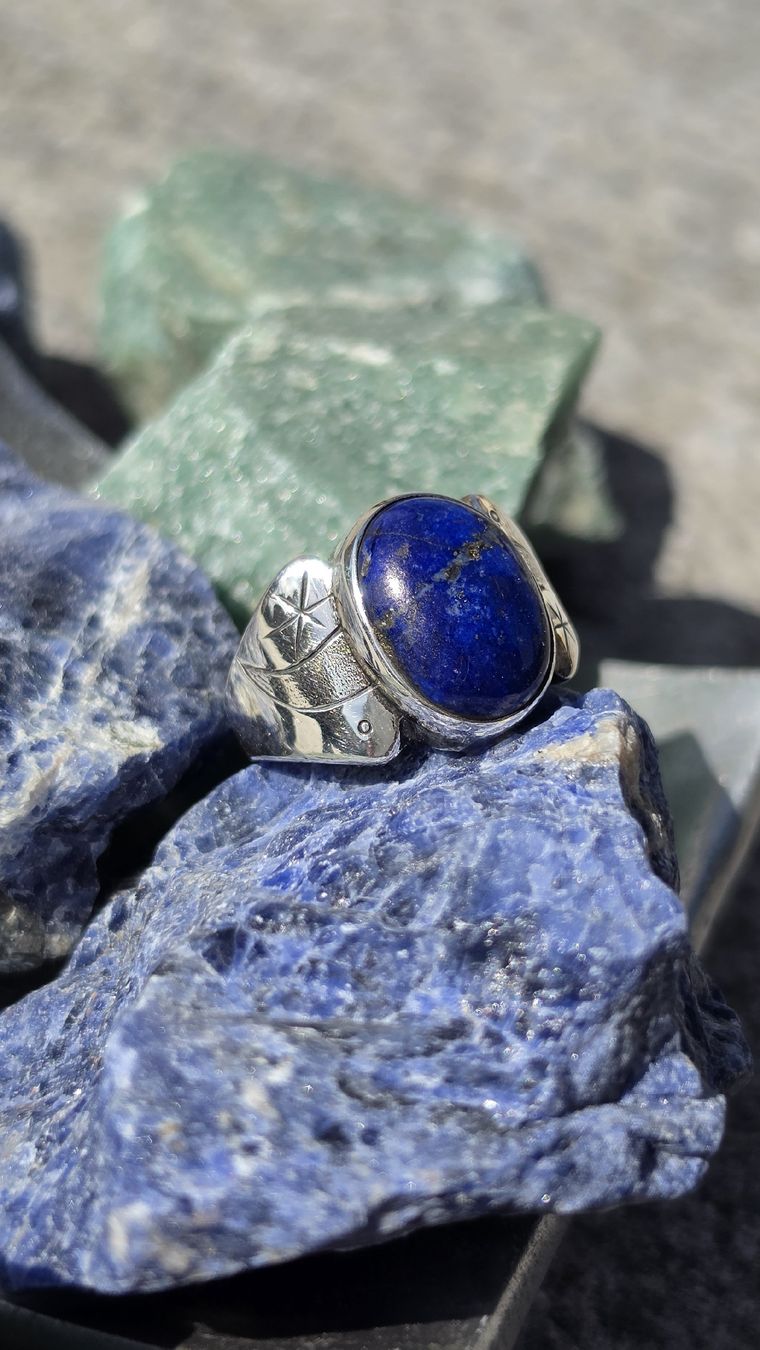 Anelli: Handmade Silberring mit Lapislazuli Stein Design graviert  – Nuovo e nell'imballaggio originale da Fislisbach venduto da Eye-Arts 4