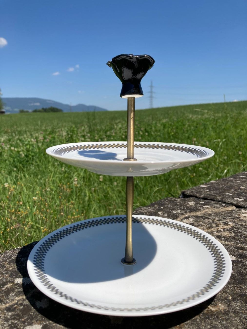 Teller: Etagere mit schwarzer Porzellanrose – Gebraucht aus Subingen von ArtBead 2