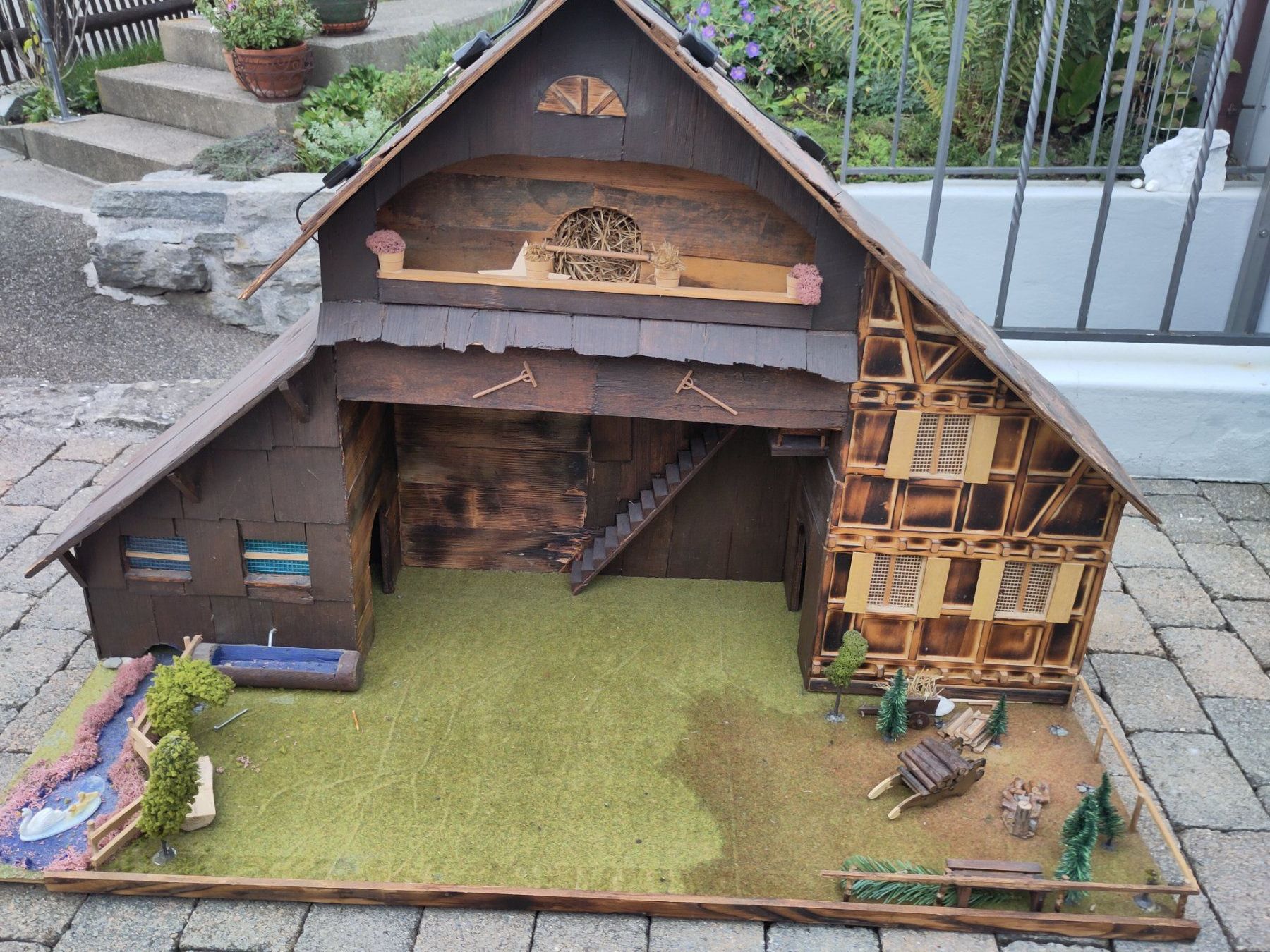 Spielzeuge: Grosser Stall zum Spielen oder als Krippe – Gebraucht aus Bischofszell von hos_yz6q 3