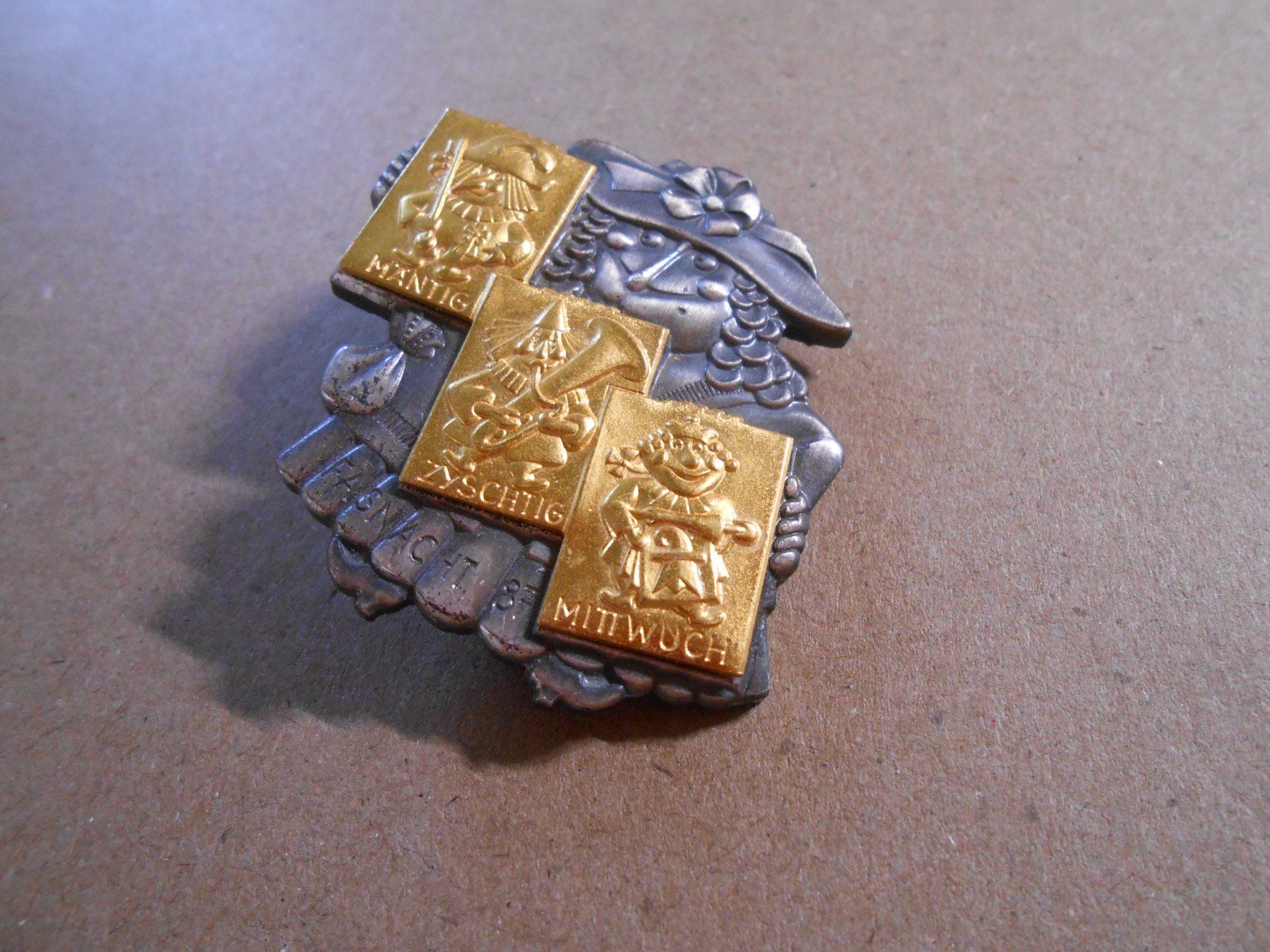 Medaglie: Basler Fasnacht "Blaggedde" 1987 - Gold – Usato da Hallwil venduto da pkaiser44 1