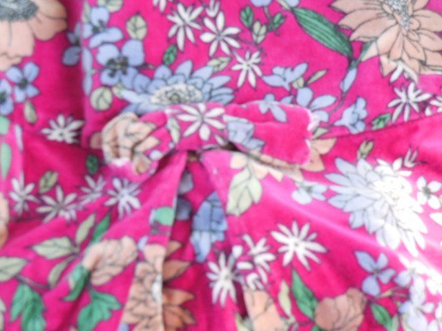 Vestiti & Gonne: ca Gr. 104 Samtkleid magenta Blumen Brust einfach 32cm L52cm – Usato da Basel venduto da frausommerwind 1