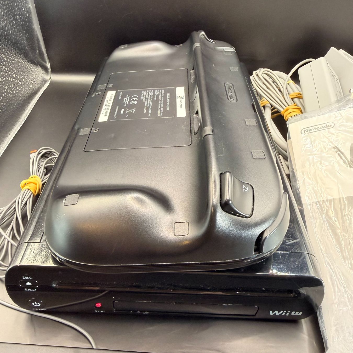 Nintendo Console: Nintendo Wii U Konsole Schwarz mit GamePad – Usato da Düdingen venduto da Nerdworld 3