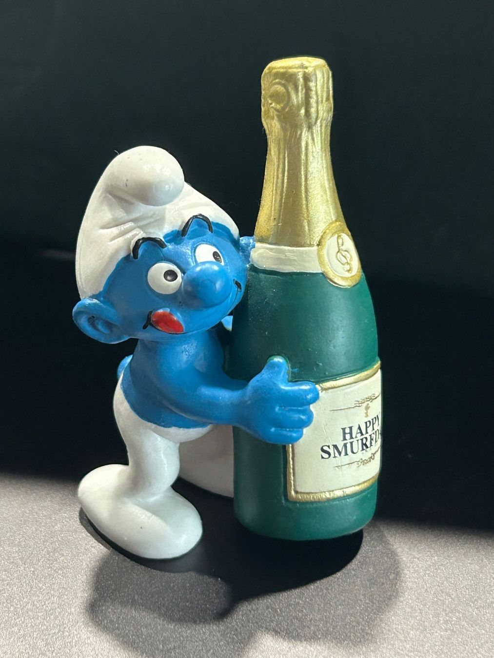 Schleich Statuette: Schlumpf mit Champagnerflasche 20708 – Usato da Bassersdorf venduto da Shelby70