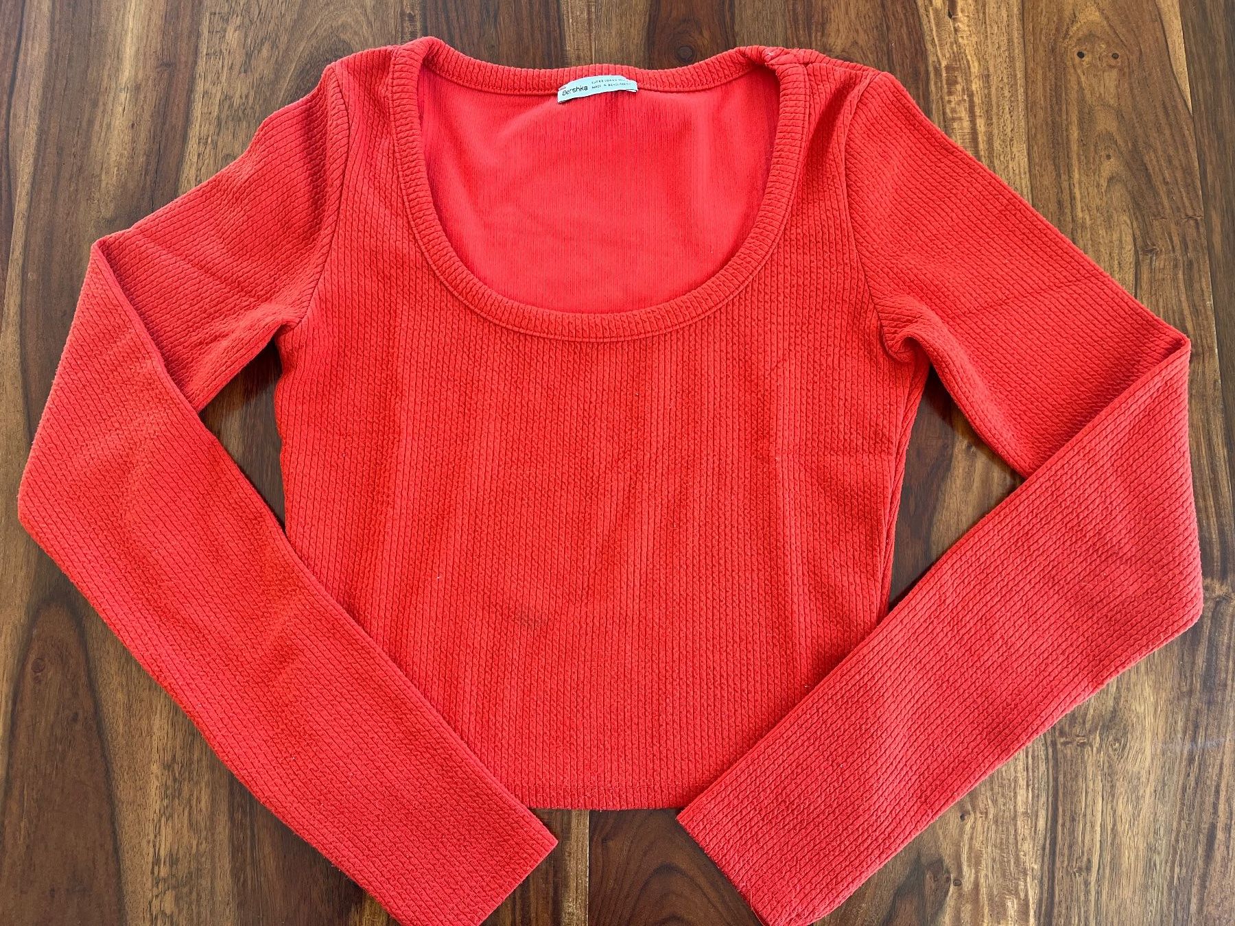 Bershka Top: Pull à manches longues rouge Bershka – Usato da Cossonay-Ville venduto da 021epi70