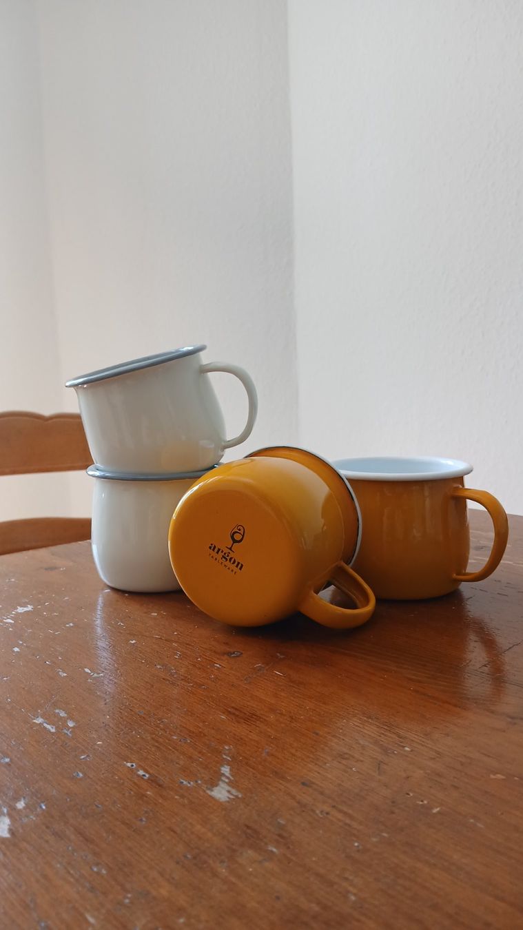 Set di piatti: 4x Emaille Tassen Argon Tableware - Gelb/Weiss,Camping/Küche – Usato da Basel venduto da Bingelito