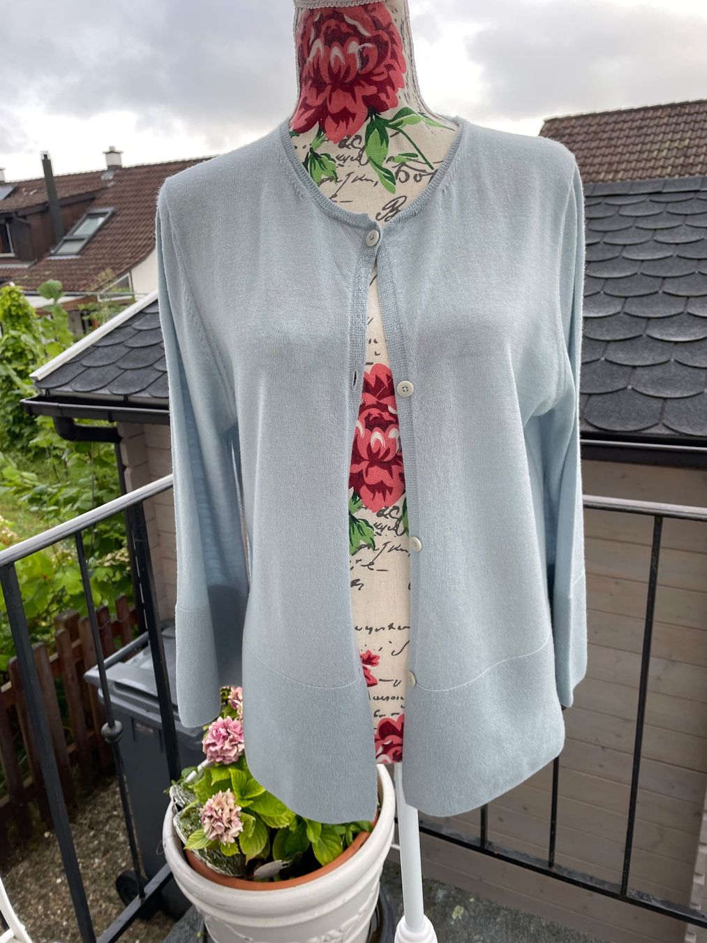 Vestes: Stahlblaue Strickjacke FFC 100% feine Wolle – D'occasion à Zürich par Pamuk04
