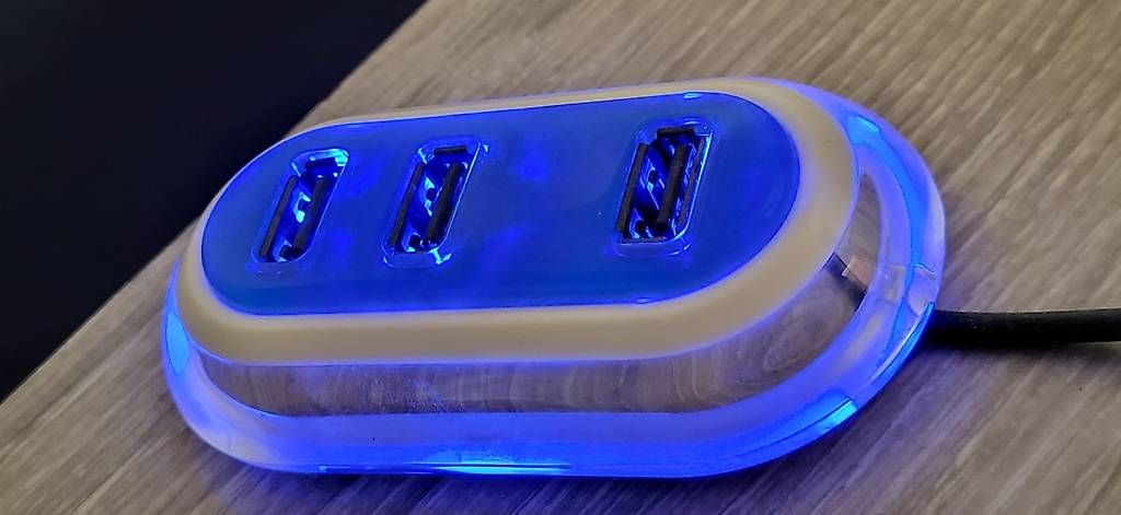 USB Sticks: USB-Hub mit 3 Anschlüssen, blauer LED-Beleuchtung und Kabel – Neuf (Voir description) à Curio par mia_vb5z
