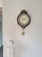 Schöne Wanduhr aus Holz