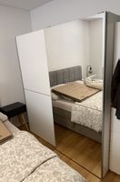 Schwebetürenschrank mit Spiegel