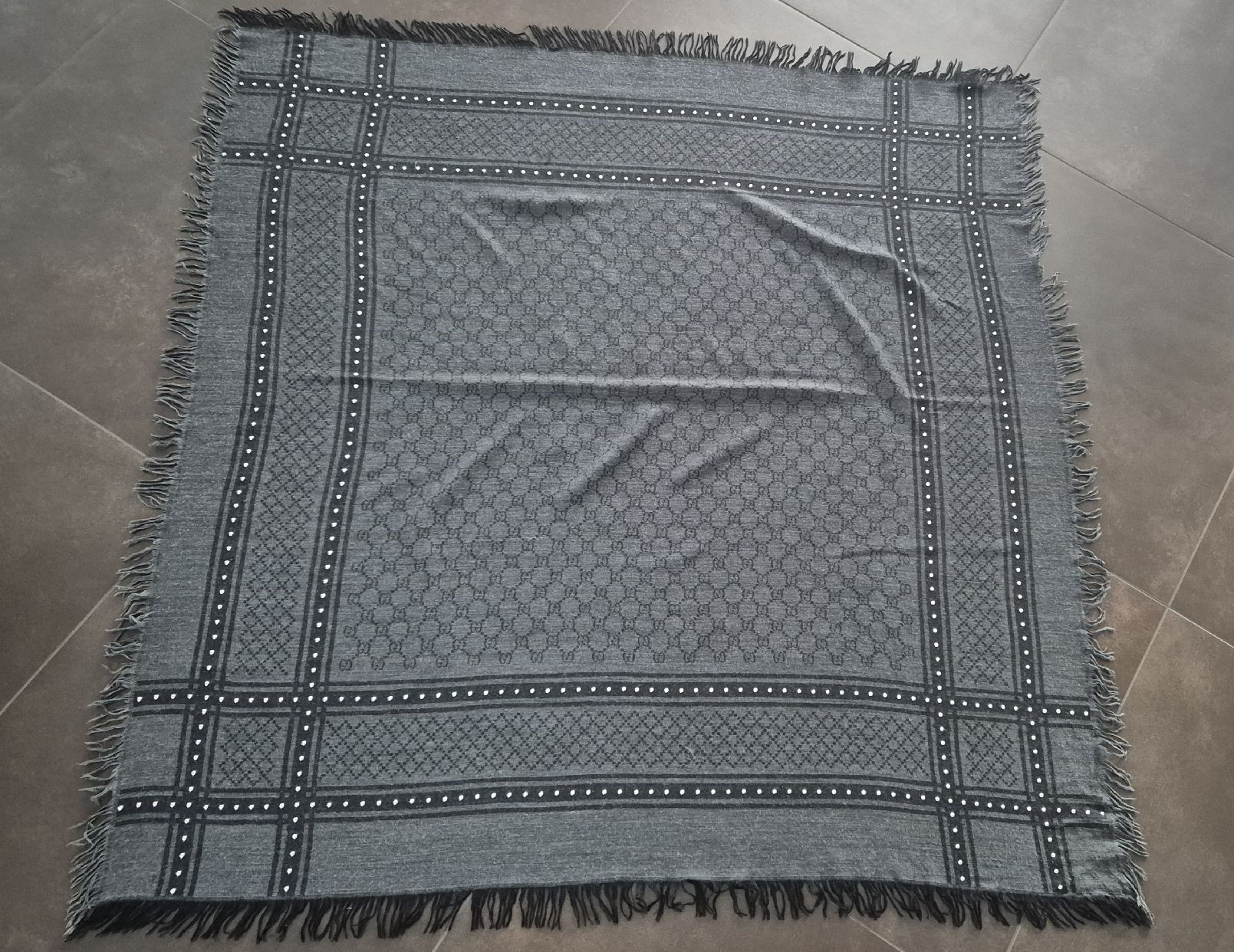 Gucci Foulard & Sciarpe: Gucci Tuch mit Studs – Usato da Oberentfelden venduto da Principessa75 3