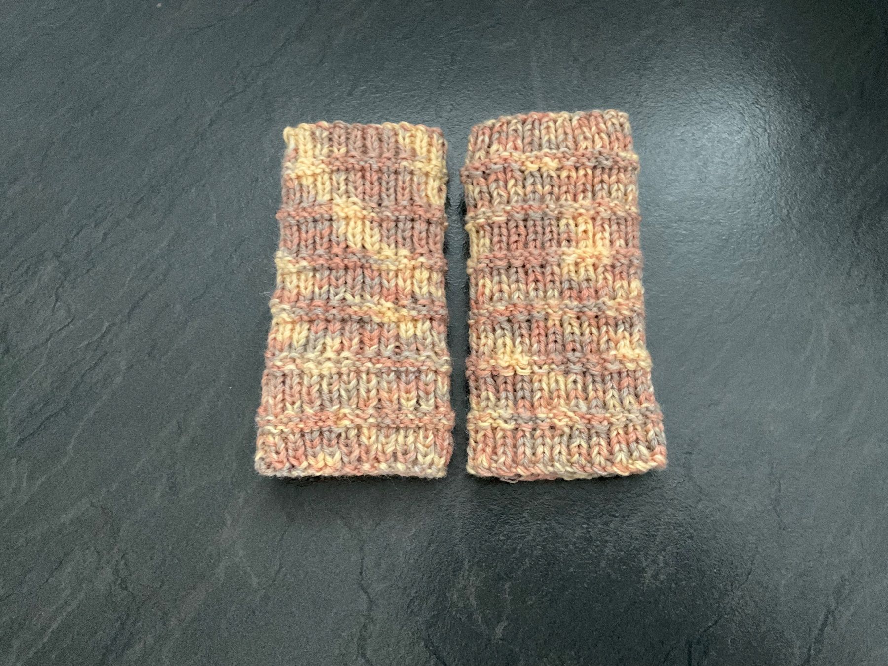 Guanti & manicotti: Handgestrickte Pulswärmer Amedisli – Nuovo (secondo la descrizione) da Wetzikon ZH venduto da FeeF