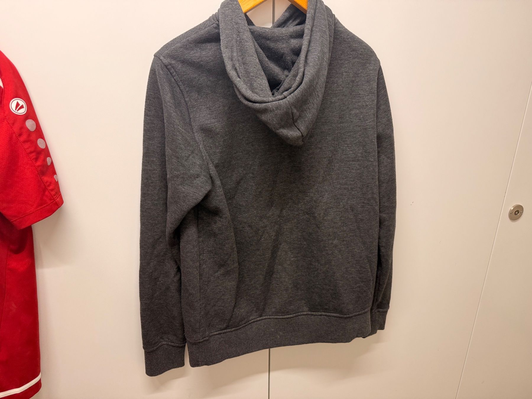 Maglioni & Felpe: Kapuzenpullover, dunkelgrau Grösse L – Usato da Zürich venduto da celai. 4