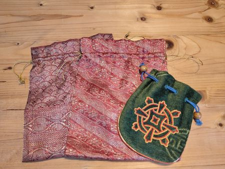 3 Beutel: 2 dunkelrot mit Glitzerfäden, 1 grüner Samtbeutel