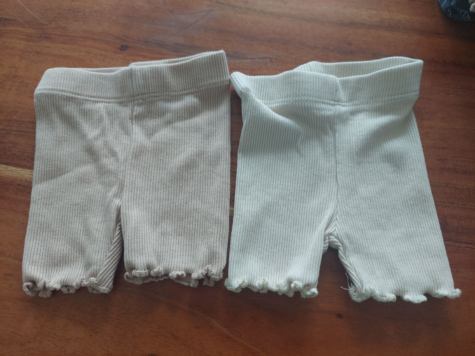 Pantaloni: Kiabi Radlerhose Gr. 62cm 2er Set – Usato da Sissach venduto da zwwerg