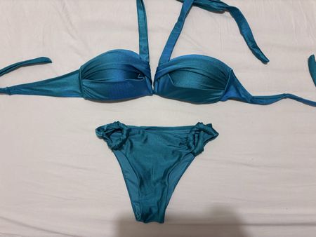 Bikini molto elegante e sexy blu cangiante verde. Mai usato