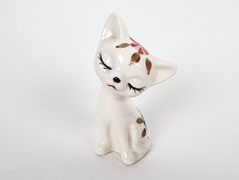 Weisse Katze mit bunter Bemalung
