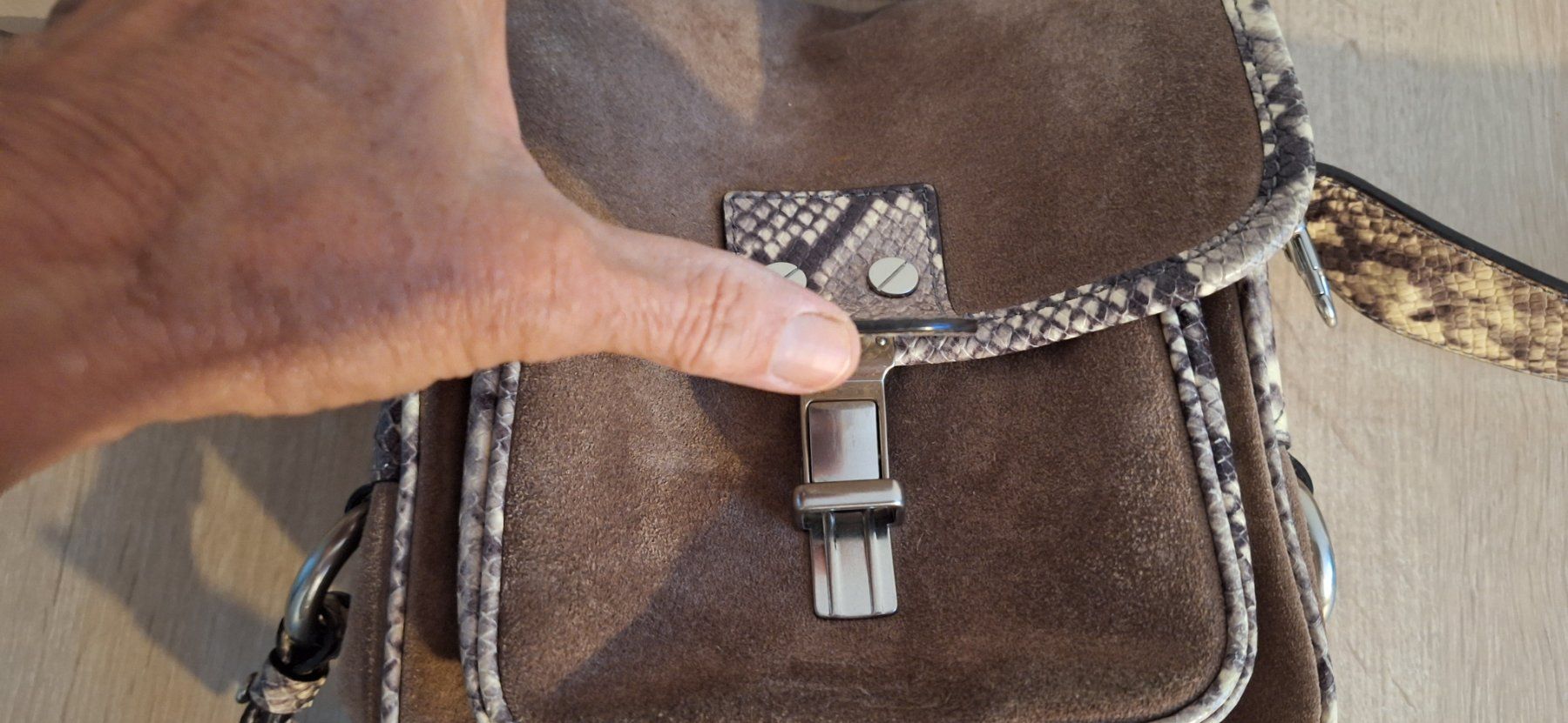 Michael Kors Sacs femmes: Michael Kors - Umhängetasche Wildleder/Pythonprägung – D'occasion à Granges VS par dan_6bcm 3