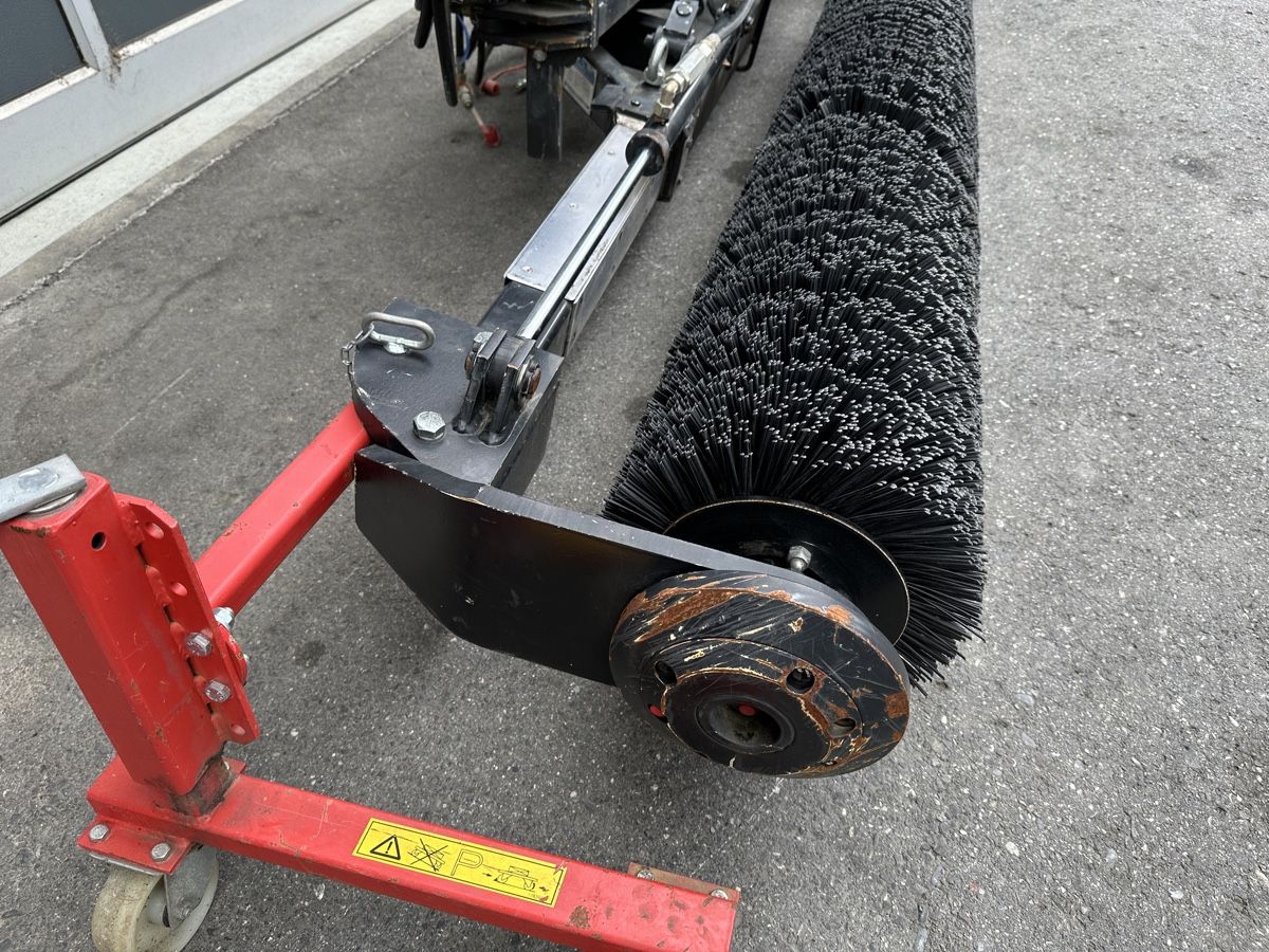Unimog Trattori: Kommunal Traktor Putzmaschine Unimog – Usato da Alpnach-Dorf venduto da Skai0 1